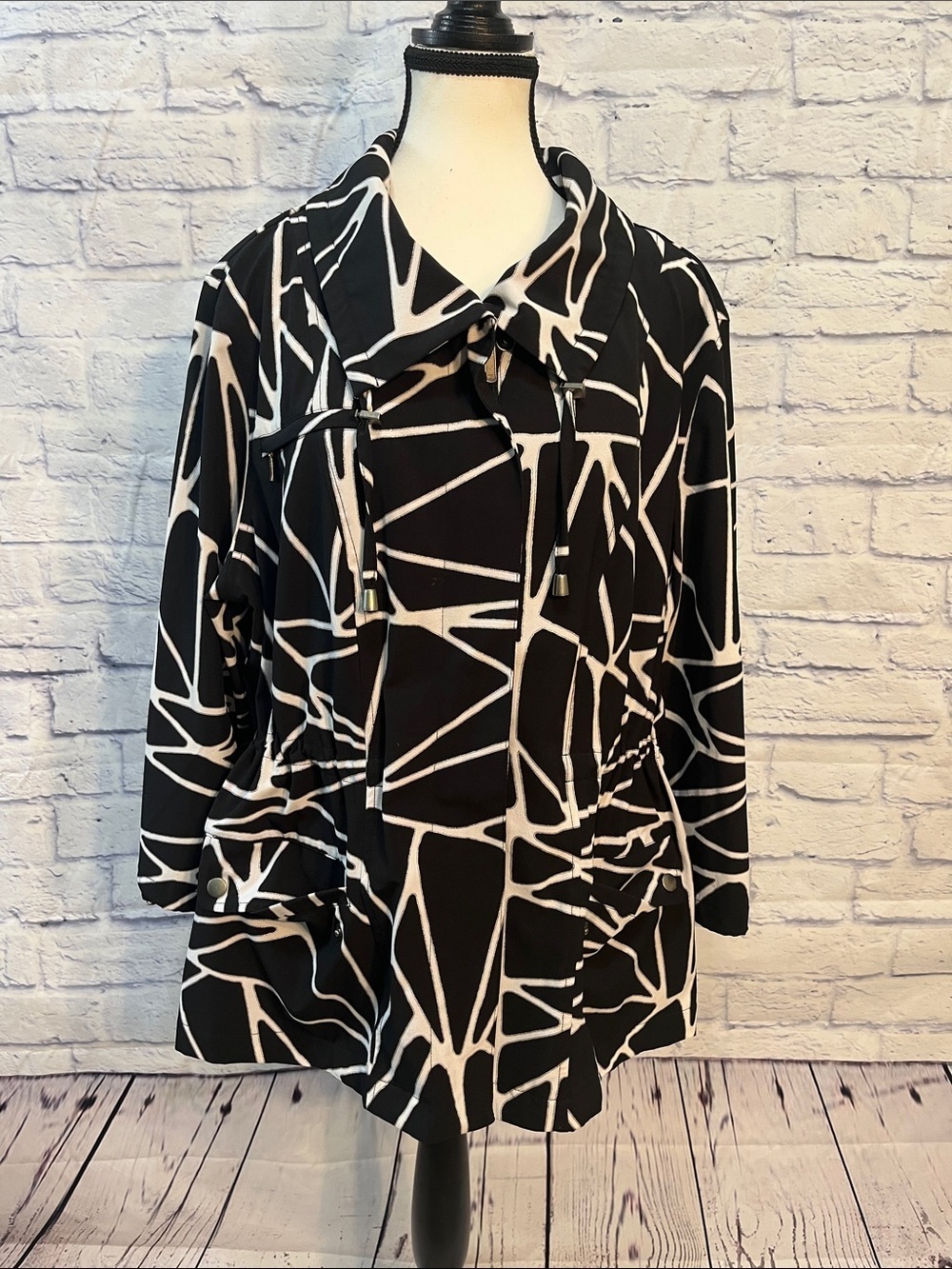Chico’s Zenergy Lightweight Jacket Cinch Waist Geometric Print Funnel Neck XL